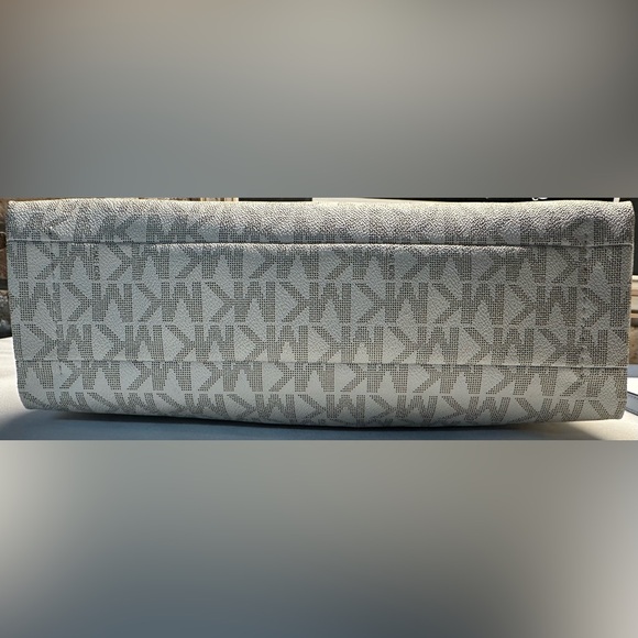 Michael Kors Blue and Cream Women's Bag - Picture 3 of 15